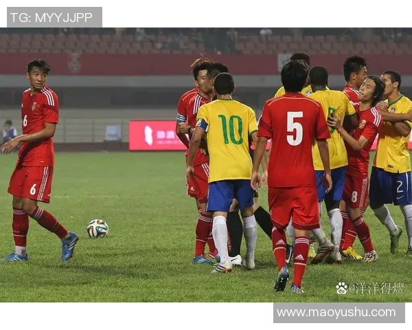 足球明星携手传递火炬点燃激情，共同迎接盛大赛事的到来